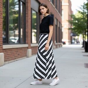 White House Black Market Black & White Maxi Skirt Size Small NWT
